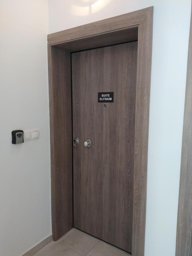 Suite Elysium นิเกียนา ภายนอก รูปภาพ